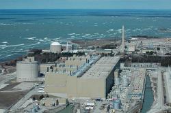 Kanadská elektrárna Bruce B s reaktory typu CANDU (zdroj Chuck Szmurlo Wikipedie).