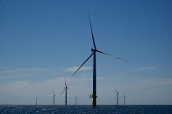 Hlavním tahounem v nízkoemisní energetice jsou v Německu větrné parky na severu. Ty, které jsou přímo v pobřežních vodách, jsou však zatím menší částí. Na snímku je větrný park Baltic 1. (Zdroj Martin Doppelbauer, Wikipedia)