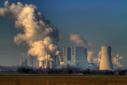 Nedávno byly spuštěny dva největší a nejmodernější uhelné bloky v Německu. Z elektrárny Neurath se stala druhá největší v Evropě. Nové uhelné bloky nahrazují v Německu ty staré a částečně i jaderné bloky. (Zdroj Von Max Nagel, stránky fotocommunity.de).