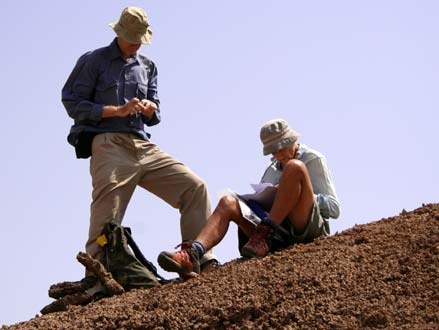Britský paleoantropolog Fred Spoor z londýnské Universty College a Maeve Leakeyová při vykopávkách v Koobi Fora. Jejich nálezy vystrčily Homo habilis na vedlejší evoluční kolej. 