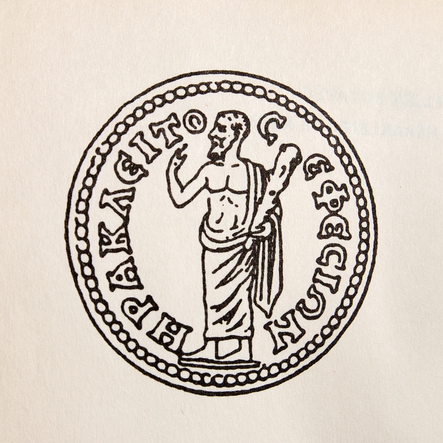 Překresba jiné mince z Efesu, snad prý starší. Hérakleitos (vpravo) má hůl nikoli k obraně před Aristotelem, ale jako znak iónského královského rodu v Efesu: rašící hůl místo žezla (snad analogie se silami přirozenosti). Kredit: publikace autora.