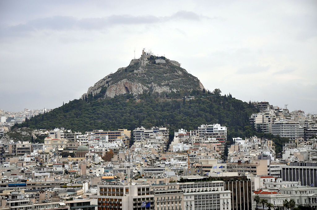 Lykabétos (novořecky Lykavitos, anglicky Lycabettus) v Athénách. Kredit: Wikimedia Commons