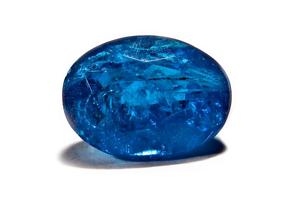 Broušený přírodní modrý apatit z Brazílie. Není sice supravodivý, ale je krásný. Kredit: Didier Descouens, Wikimedia Commons, CC BY 3.0