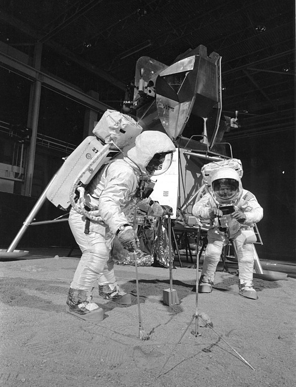 Posádka Apolla 11 simuluje průzkum Měsíce na Zemi. Kredit: NASA.