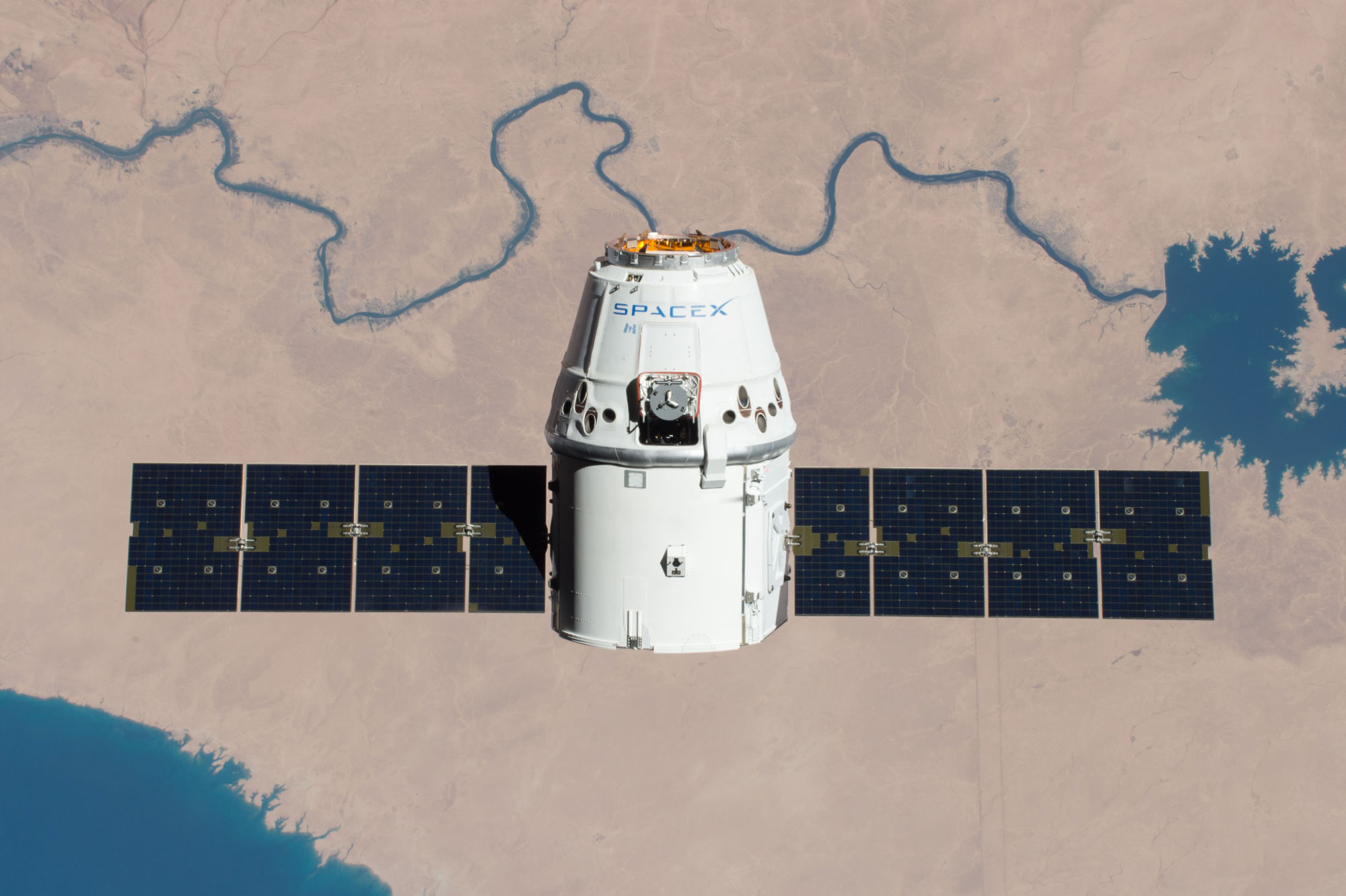 Dragon při misi CRS-11 má na svém trupu jednu ikonku ISS. Zdroj: https://upload.wikimedia.org/
