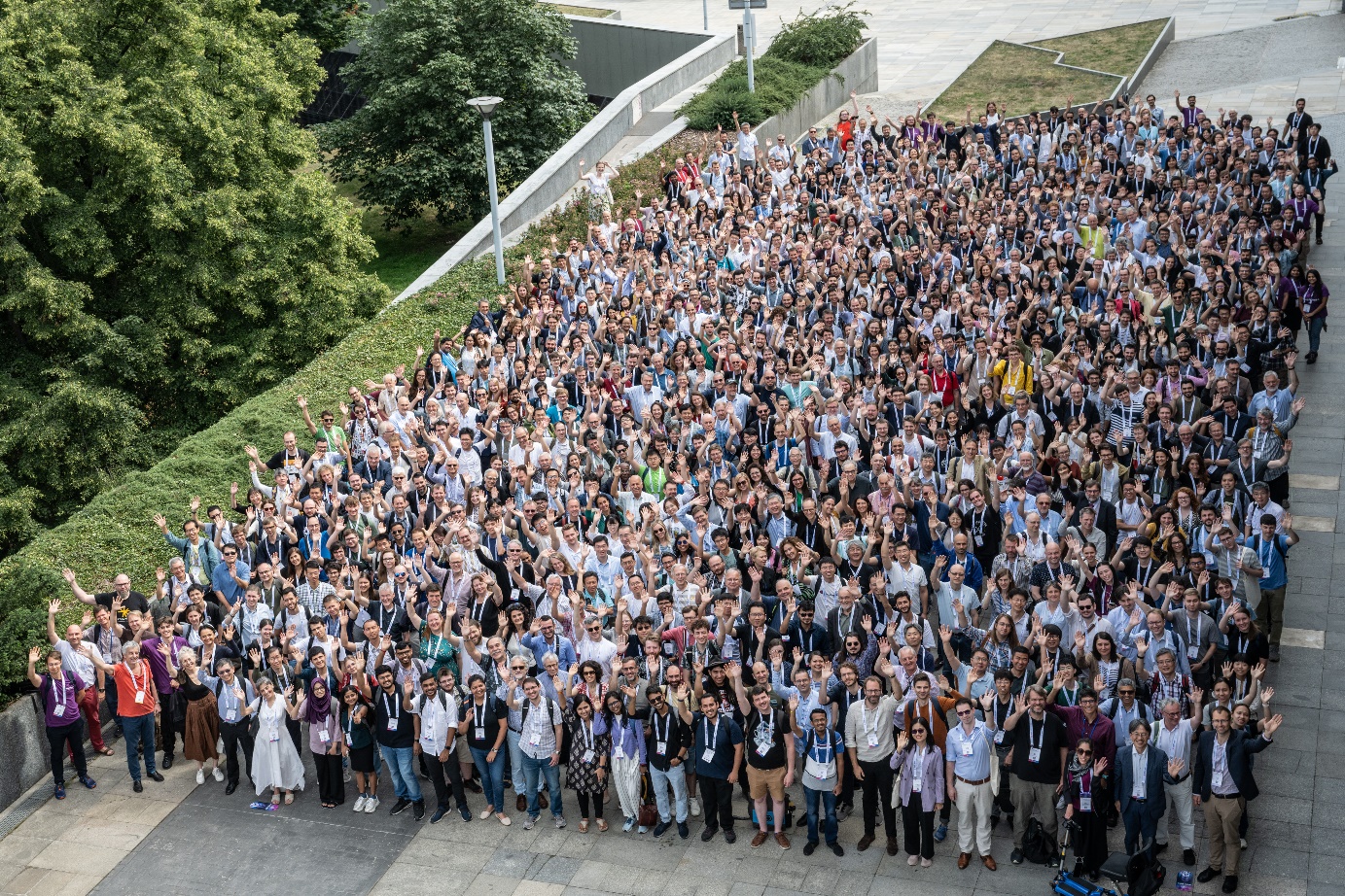 Fyzikové zaměření na částicovou fyziku během konference ICHEP 2024. Opravdu jsem tam také :-) (zdroj ICHEP 2024).