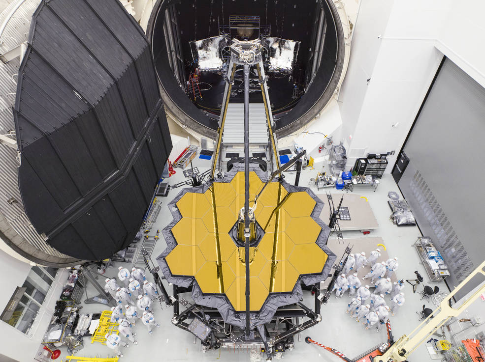 Inženýři u vesmírného teleskopu Jamese Webba krátce poté, co se 1. prosince 2017 vynořil z komory A v Johnsonově vesmírném středisku NASA v Houstonu. Kredit: NASA/Chris Gunn