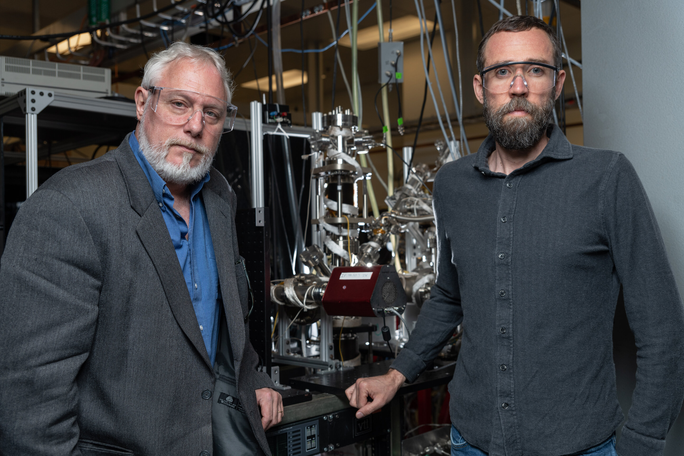 Thom Orlando ze společnosti Georgia Tech., je vedoucím výzkumným pracovníkem studie o Merkuru. Brant Jones (vpravo) je prvním autorem publikace. Poznatku, jak vzniká voda na Merkuru, vědci využívají k přípravě zařízení, které by vyrábělo vodu při mis