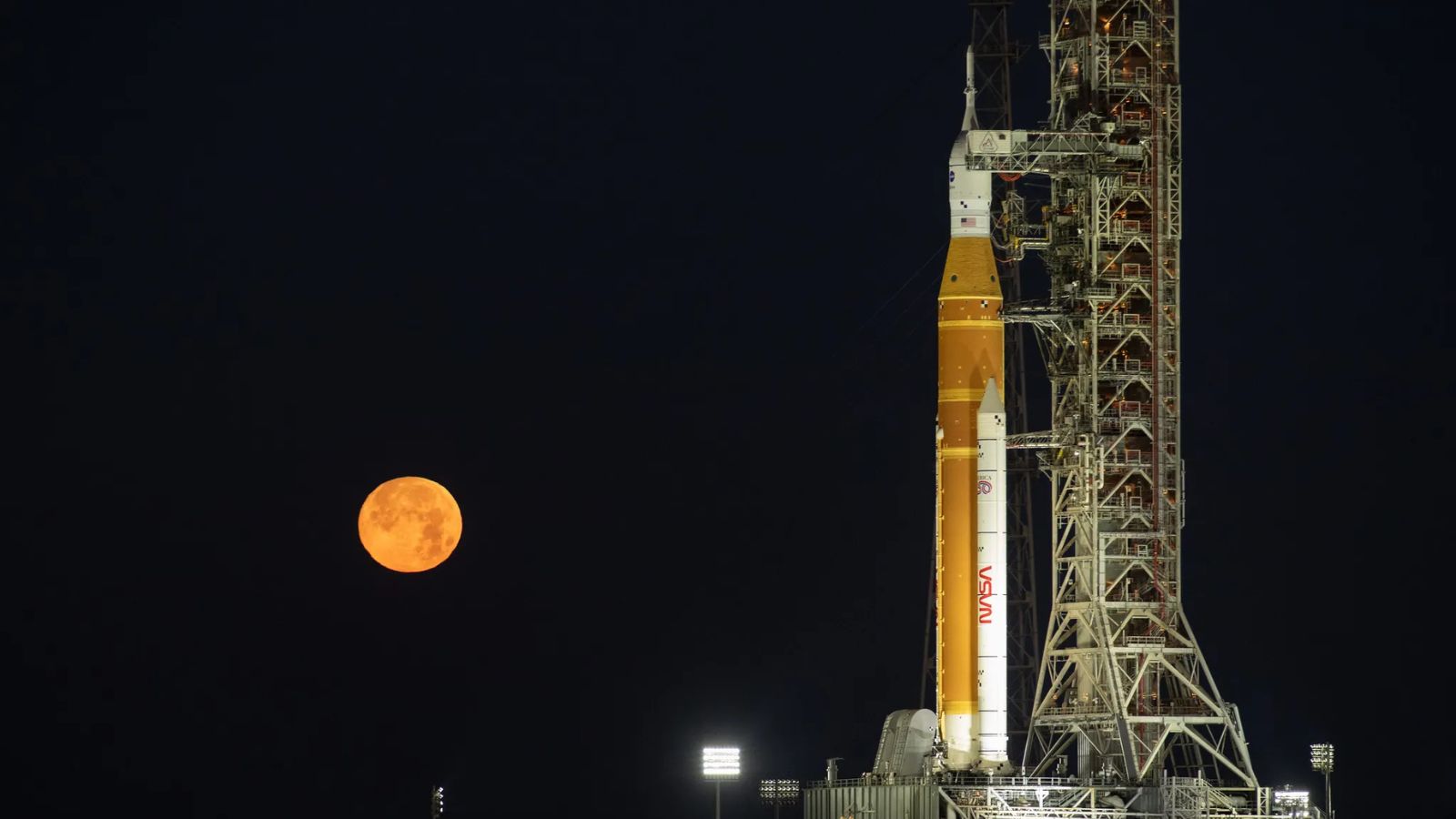 Kennedyho vesmírné středisko NASA - čekání na start Mise Artemis 2. (Zdroj NASA)