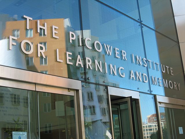 Picowerův ústav pro učení a paměť je jedním z mnoha specializovaných vědeckých pracovišť MITu. Nese jméno štědrého donátora, Jeffryho M. Picowera   Kredit: Alan Levine, USA, Wikimedia Commons, CC BY 2.0