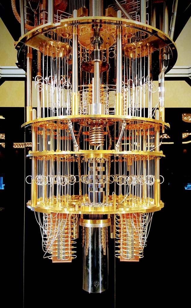 Pohled na tzv. ředící kryogenní ledničku kvantového IBM Q počítače z roku 2017. Kvantová výpočetní jednotka se nachází v nejspodnější části.  Kredit: Lars Plougmann, Flickr CC BY-SA 2.0