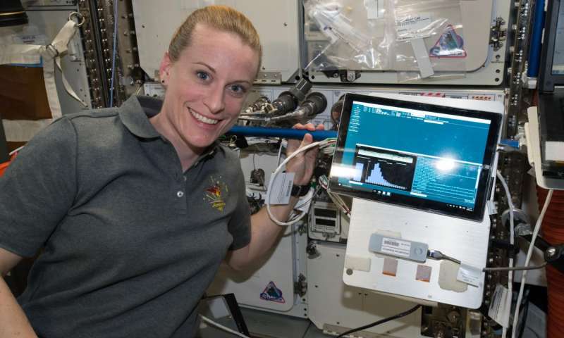 Astronautka Kate Rubins se čtečkou DNA MinION na ISS. Kredit: NASA.
