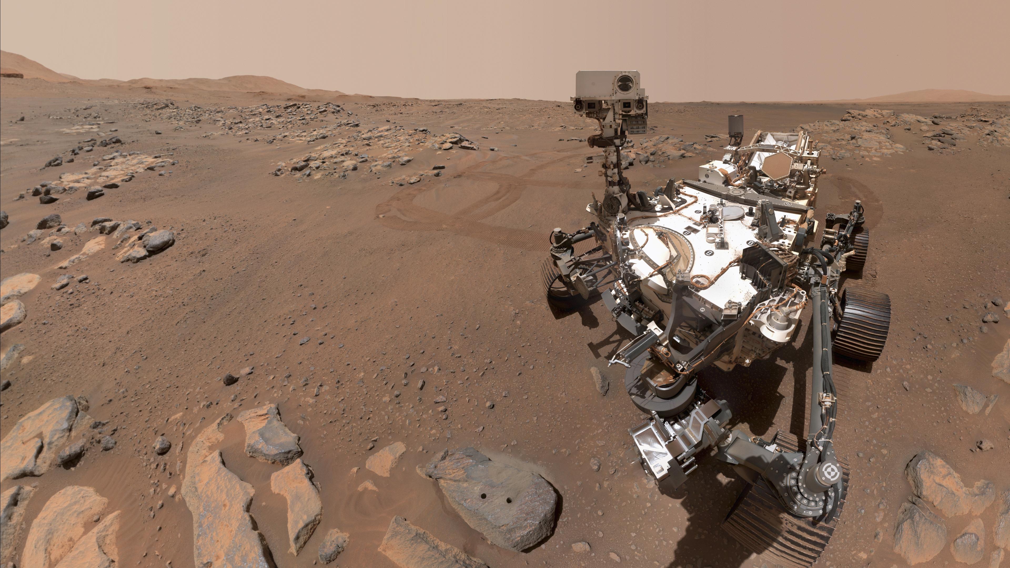 Selfie marsovského roveru NASA Perseverance nad skálou přezdívanou 