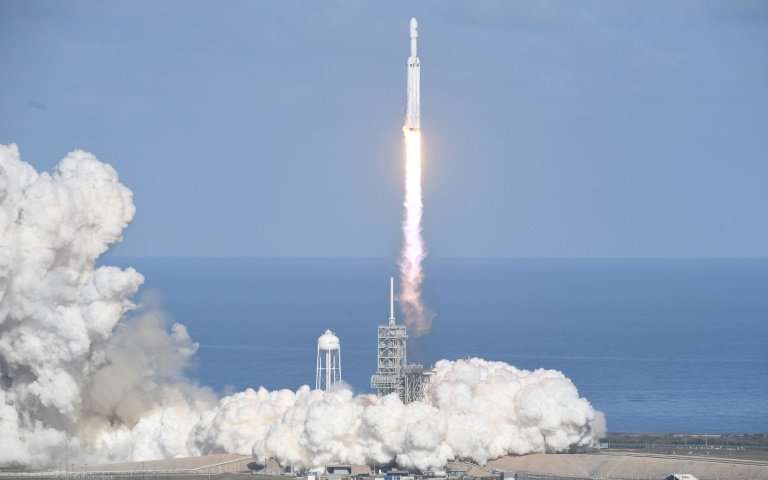 Falcon Heavy startuje z Kennedyho vesmírného střediska na Floridě 6. února 2018