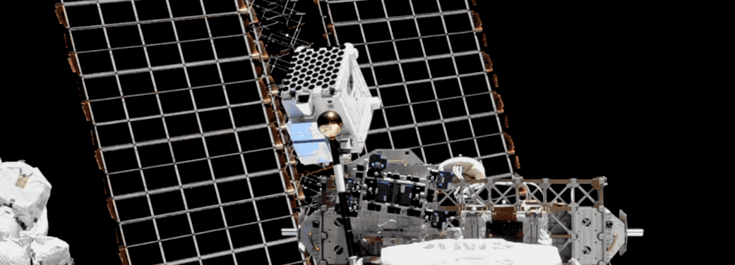 Teleskop NICER na mezinárodní vesmírné stanici ISS (zdroj NASA).