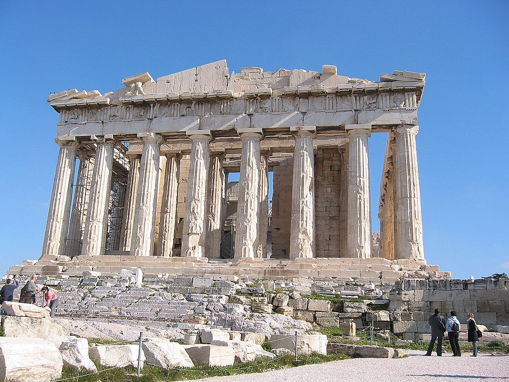 ParthenĂłn - hlavnĂ­ chrĂˇm antickĂ˝ch AthĂ©n. Byl vystavÄ›n v letech 447 - 438 pĹ™. n. l. A  zasvÄ›cen bohyni AthĂ©nÄ› Parthenos. Dodnes tvoĹ™Ă­ na pahorku Akropolis dĹŻstojnou siluetu modernĂ­ho velkomÄ›sta. Kredit:  Harrieta171, Wikipedie
