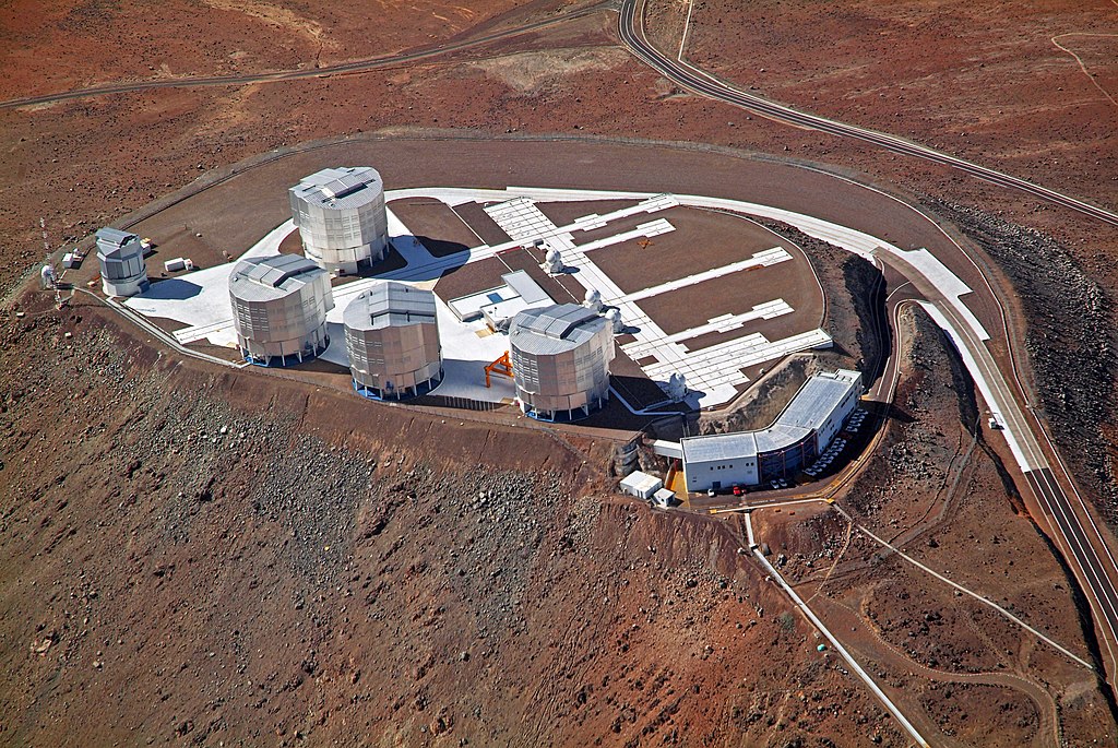 Very Large Telescope v Chile. Kredit: ESO / Wikimedia Commons.