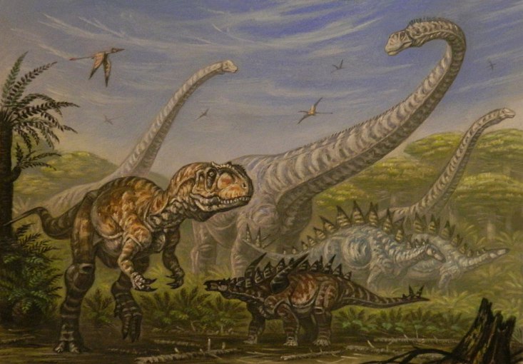 Přibližné složení dinosauří megafauny v ekosystémech, ve kterých žil také rod Mongolarachne. Vyskytovali se zde velcí sauropodi (Mamenchisaurus), teropodi (Yangchuanosaurus) i stegosauridi(Gigantspinosaurus, Tuojiangosaurus). Kredit: ABelov2014, Wiki