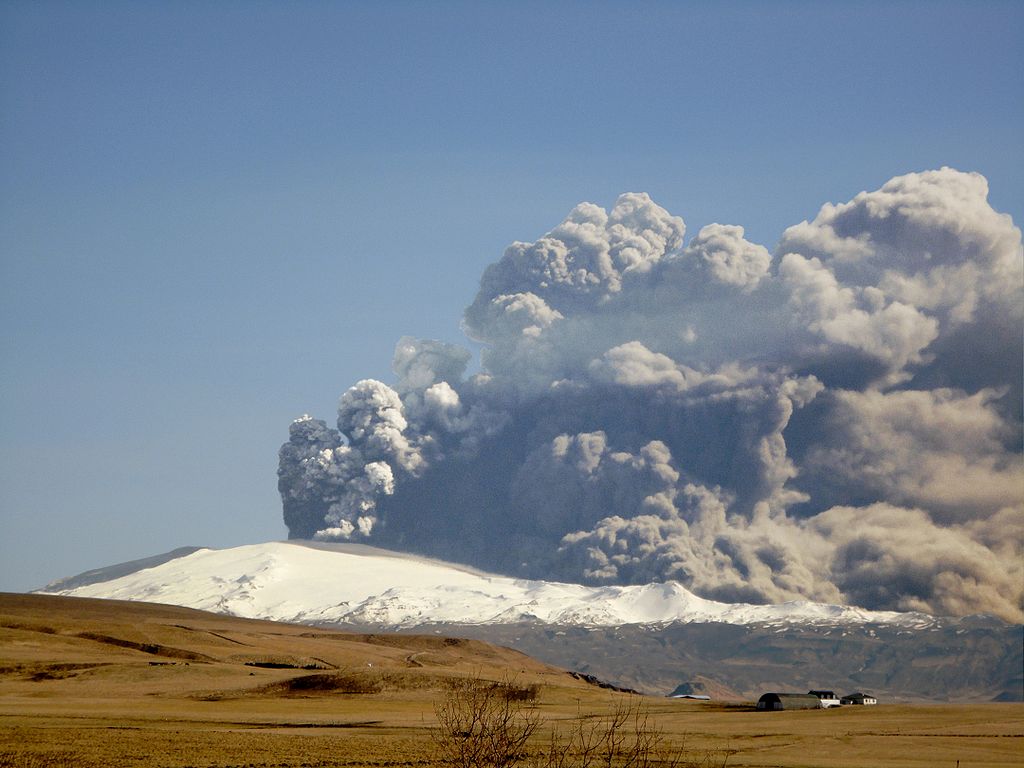 Erupce vulkĂˇnu EyjafjallajĂ¶kull (2010). Kredit: Ă?rni FriĂ°riksson