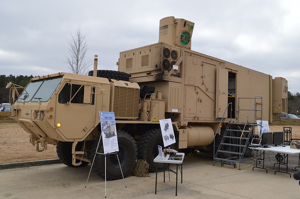 High Energy Laser Mobile Demonstrator (HEL MD) z roku 2012. Výkon 10 kW. Kredit: US Army.