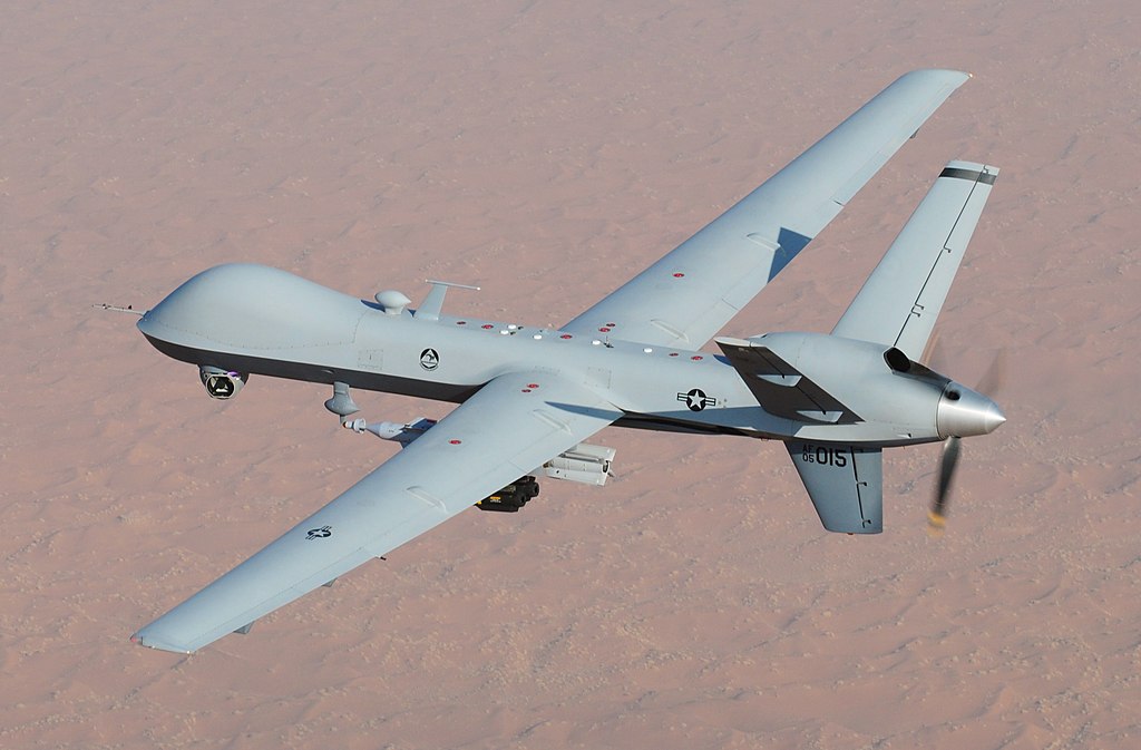 Dnes již klasický General Atomics MQ-9 Reaper. Kredit: Leslie Pratt / Wikimedia Commons.