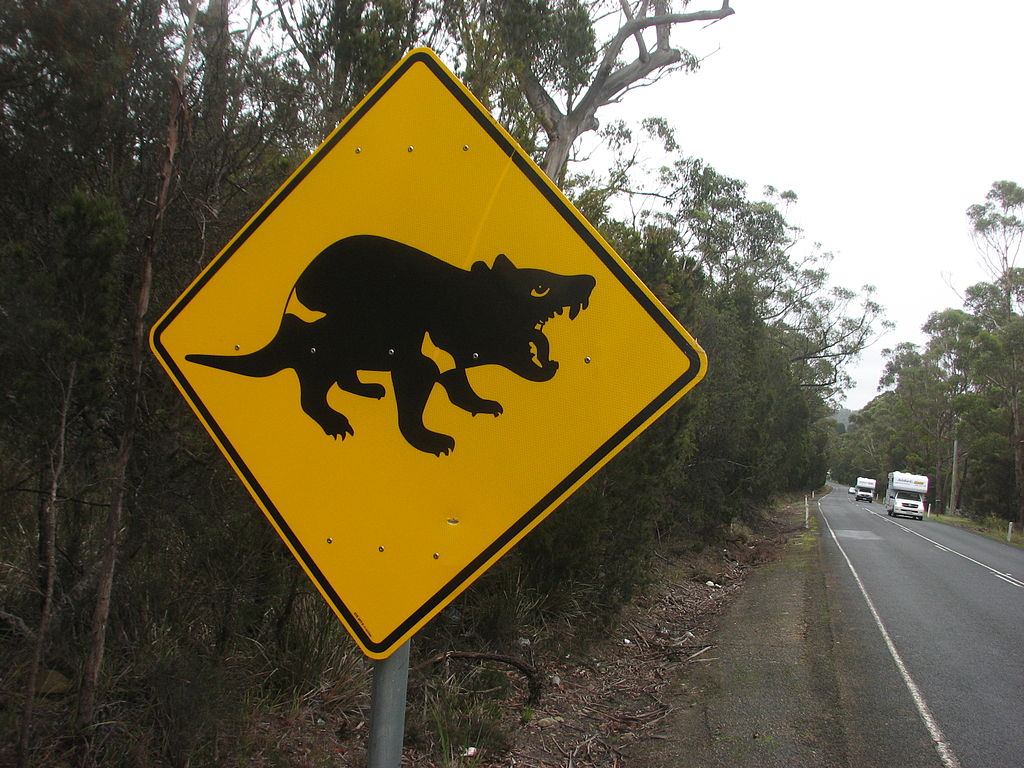 Na TasmĂˇnii jeĹˇtÄ› stĂˇle majĂ­ takovĂ© znaÄŤky. Kredit: Peter Shanks / Australian