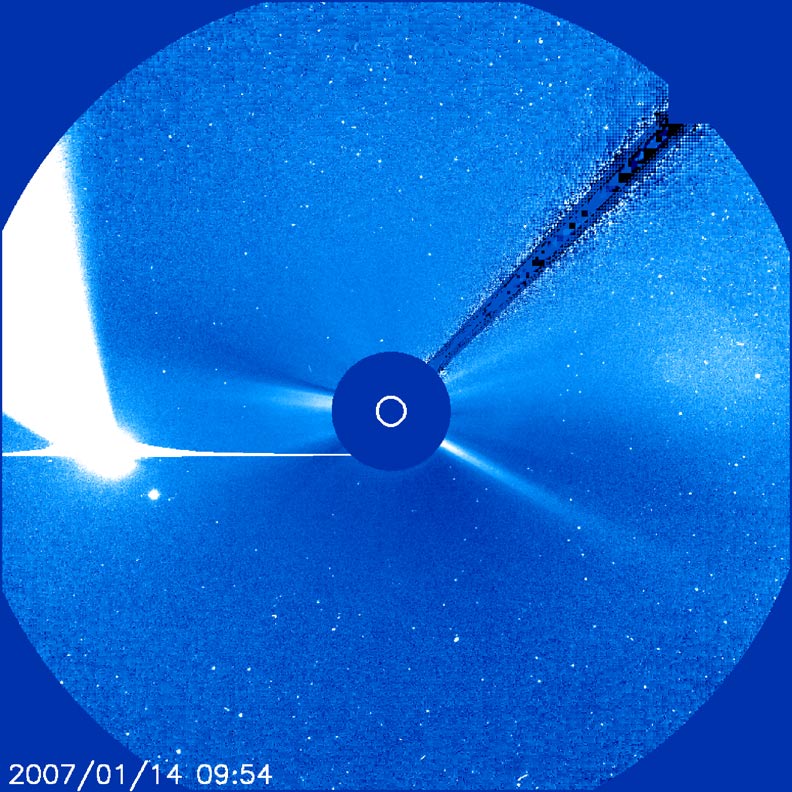 Pozorování známé komety McNaught pomocí observatoře SOHO. Zdroj: https://soho.nascom.nasa.gov/