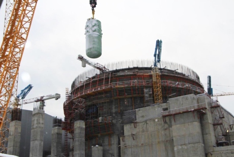 Instalace tlakové nádoby druhého bloku druhé fáze Leningradské jaderné elektrárny (zdroj Rosatom)