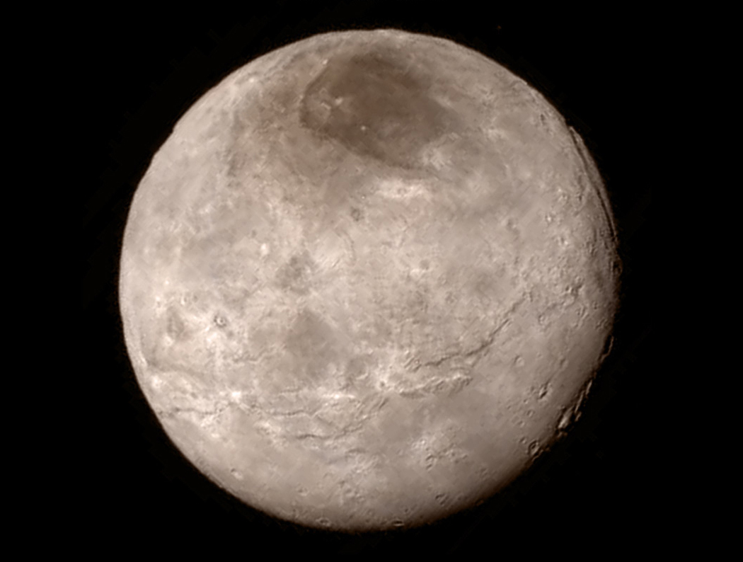 MÄ›sĂ­c Charon ze vzdĂˇlenosti 466 000 kilometrĹŻ. Zdroj: http://www.nasa.gov/