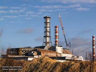 Nové ventilační zařízení u sarkofágu čtvrtého bloku jaderné elektrárny Černobyl je dokončeno 29. lisopadu 2011 (zdroj Jevgen 