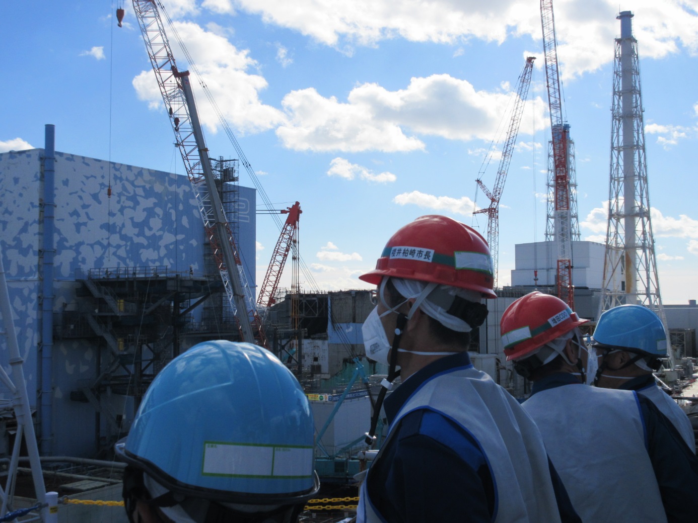Starosta města Kašiwazaki navštívil areál elektrárny Fukušima I, snímek z jeho pobytu v blízkosti druhého bloku (zdroj TEPCO).