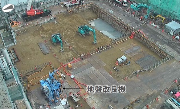 Úprava terénu pro výstavbu budovy přiléhající k druhému bloku a umožňující nakládání kontejnerů s vyhořelým palivem pro přepravu do společného bazénu (zdroj TEPCO).