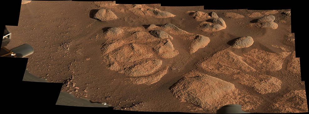 Zobrazení obroušených a zavátých skalisek a dně kráteru Jezero pořízené kamerou Mastcam-Z vozidla Perseverance dne 27. dubna 2021 (zdroj NASA/JPL-Caltech/ASU/MSSS).