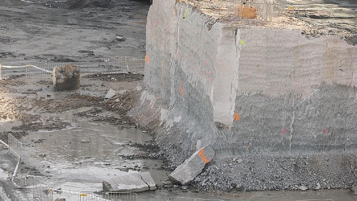 Fotografie poznamenaná sesuvem rohu (zdroj Paks II).