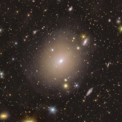 Galaxie NGC 6505. Uprostřed si můžete všimnout Einsteinova prstence. Zdroj: https://www.esa.int/