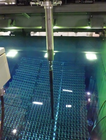 Vyklízení bazénu pátého bloku v červenci 2025 (zdroj TEPCO)