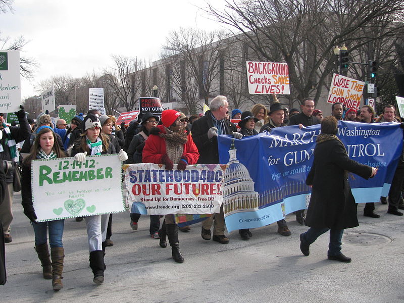 Demonstrace za zpřísnění kontroly zbraní v USA (2013). Kredit: Slowking4 / Wikimedia Commons.