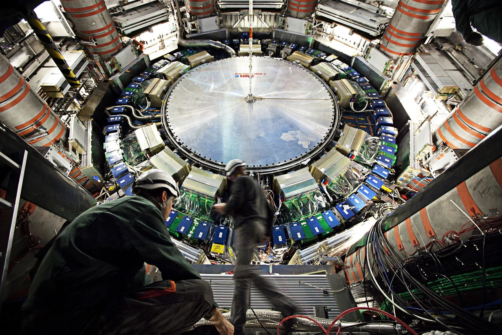 Operátoři legendárního detektoru ATLAS v útrobách LHC. Kredit: CERN.