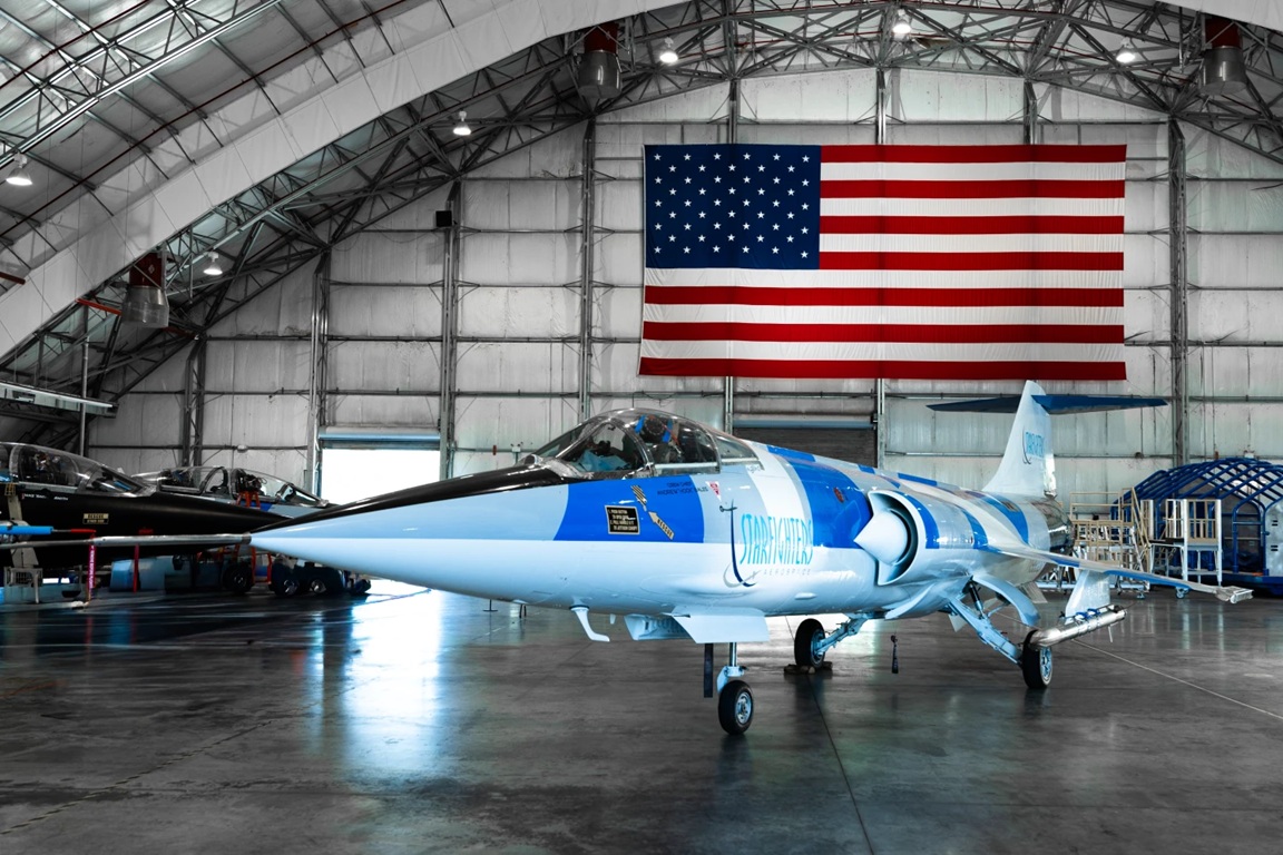 F-104 Starfighter s pohonem ATLAS pod levým křídlem. Kredit: GE