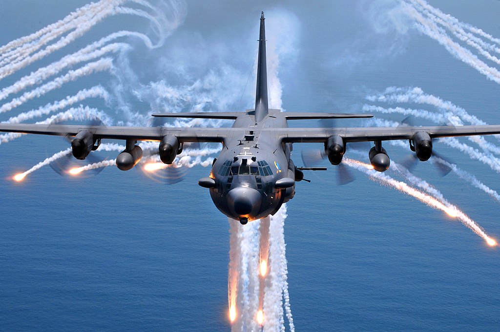 Lockheed AC-130U Spectre Gunship. Původně transportní letoun dovede vycenit zuby. Kredit: US  Air Force.