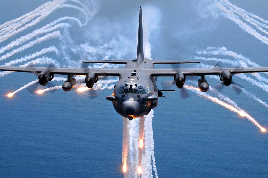Lockheed AC-130U Spectre Gunship. Původně transportní letoun dovede vycenit zuby. Kredit: US  Air Force.