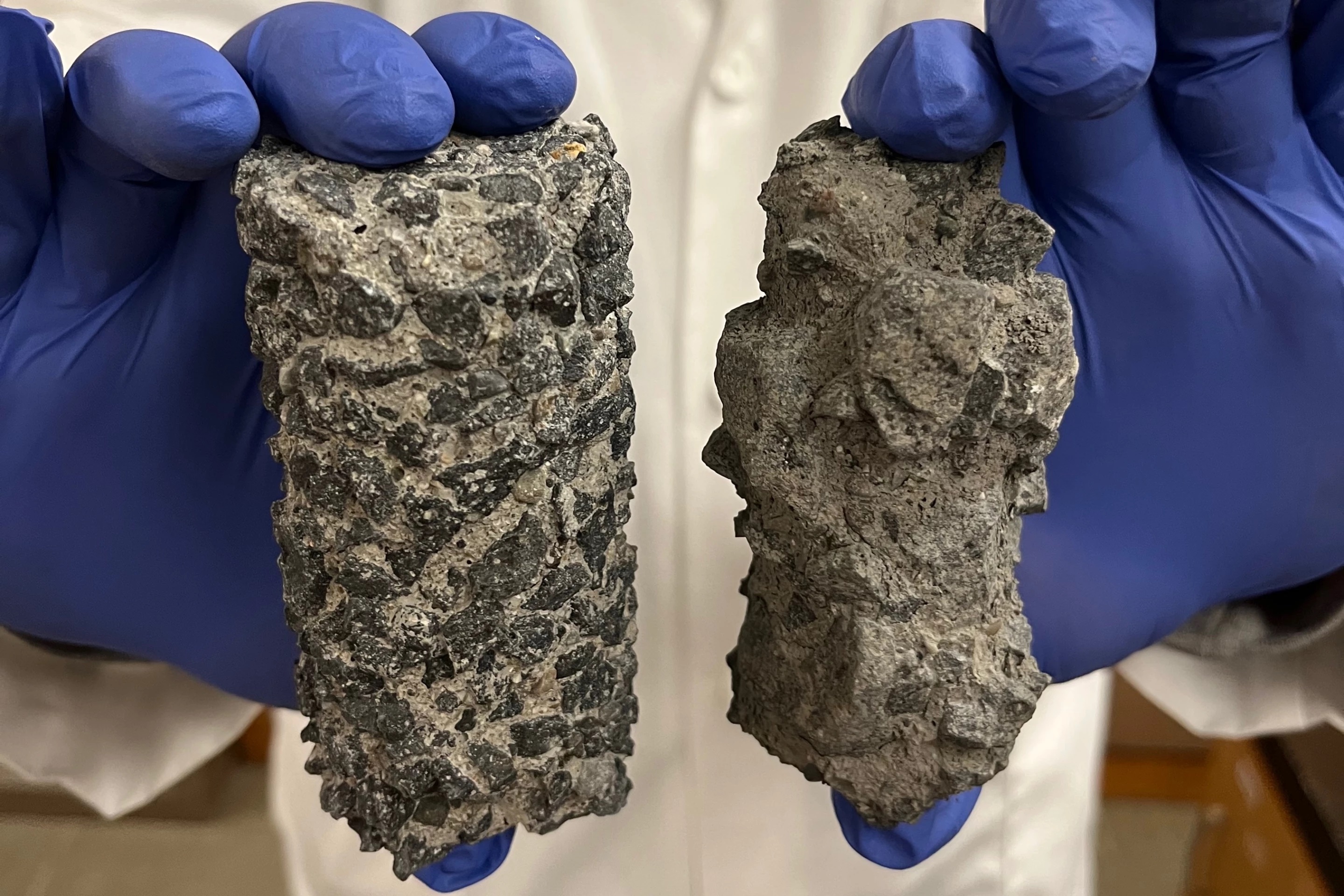 Vlevo beton s nanotmelem, vpravo beton bez nanotmelu, po blíže nespecifikovaném zacházení. Kredit: Washington State University.