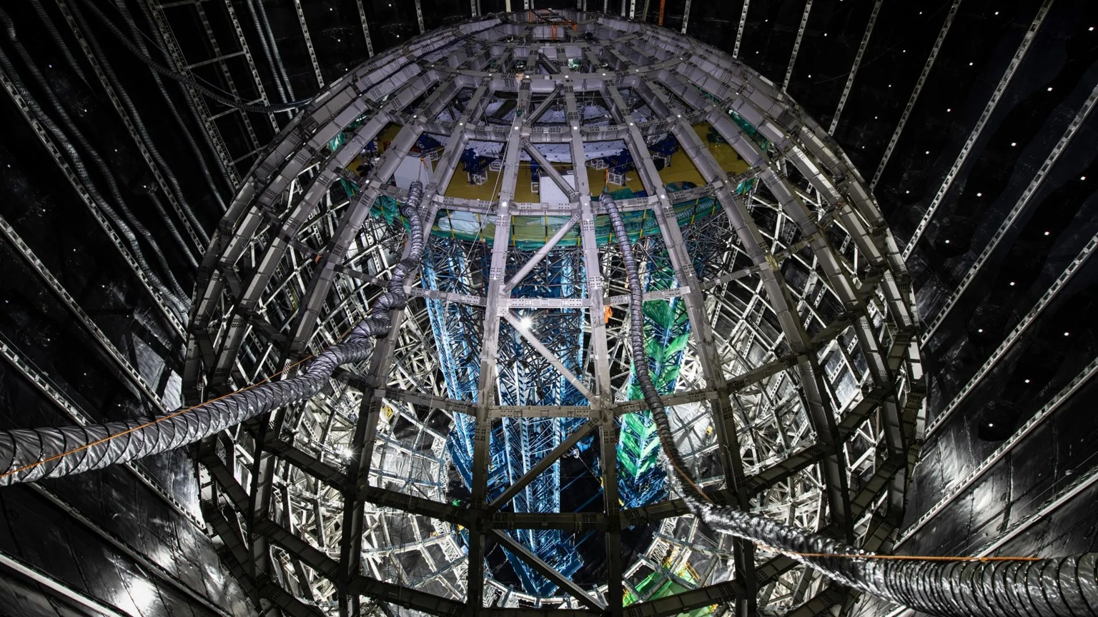 Podzemní observatoř JUNO. Kredit: JUNO Collaboration.