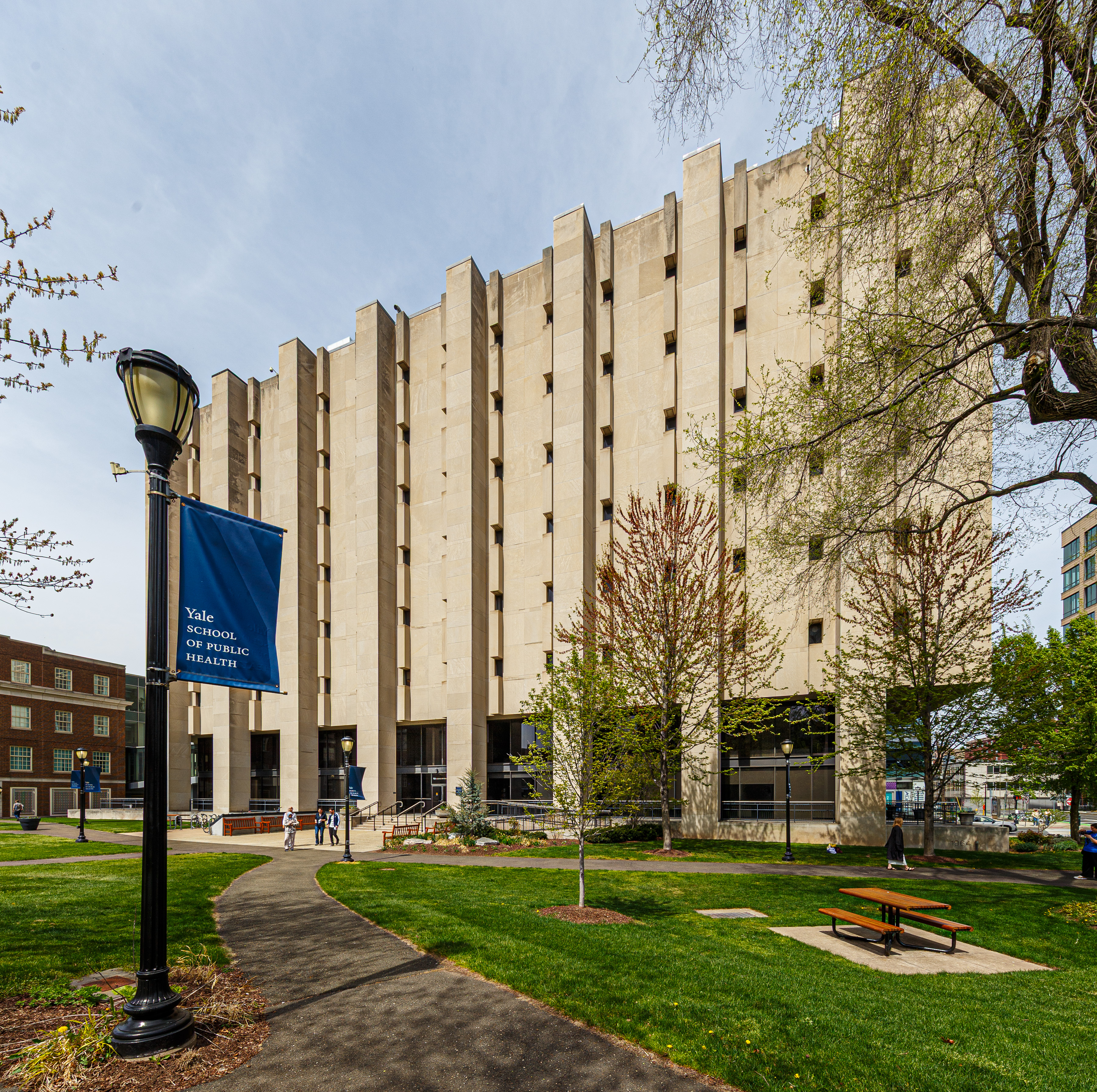 Autorčino pracoviště - Yaleova škola veřejného zdraví, založená v roce 1915, je jednou z nejstarších celostátně akreditovaných škol veřejného zdraví v USA. Na poli medicínských věd rozhodně není žádné ořezávátko.