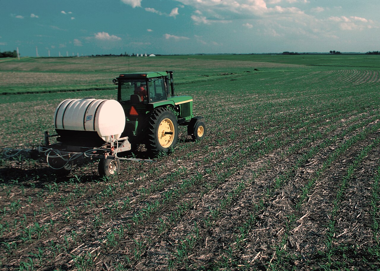 Hnojení dusíkem. Kredit: USDA, Wikimedia Commons.