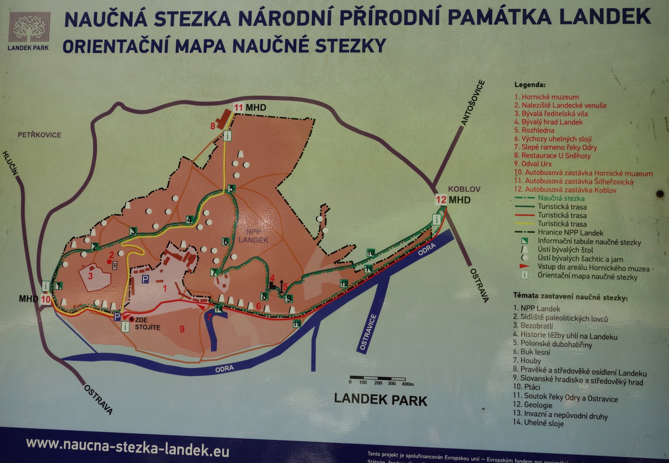 Informační tabule s mapou naučné stezky na Landeku. Místo nálezu Petřkovické venuše označeno červenou číslicí 2 cca 150 m severovýchodně od bývalé ředitelské vily (červená trojka). Foto: A. Uhlíř, 2023.