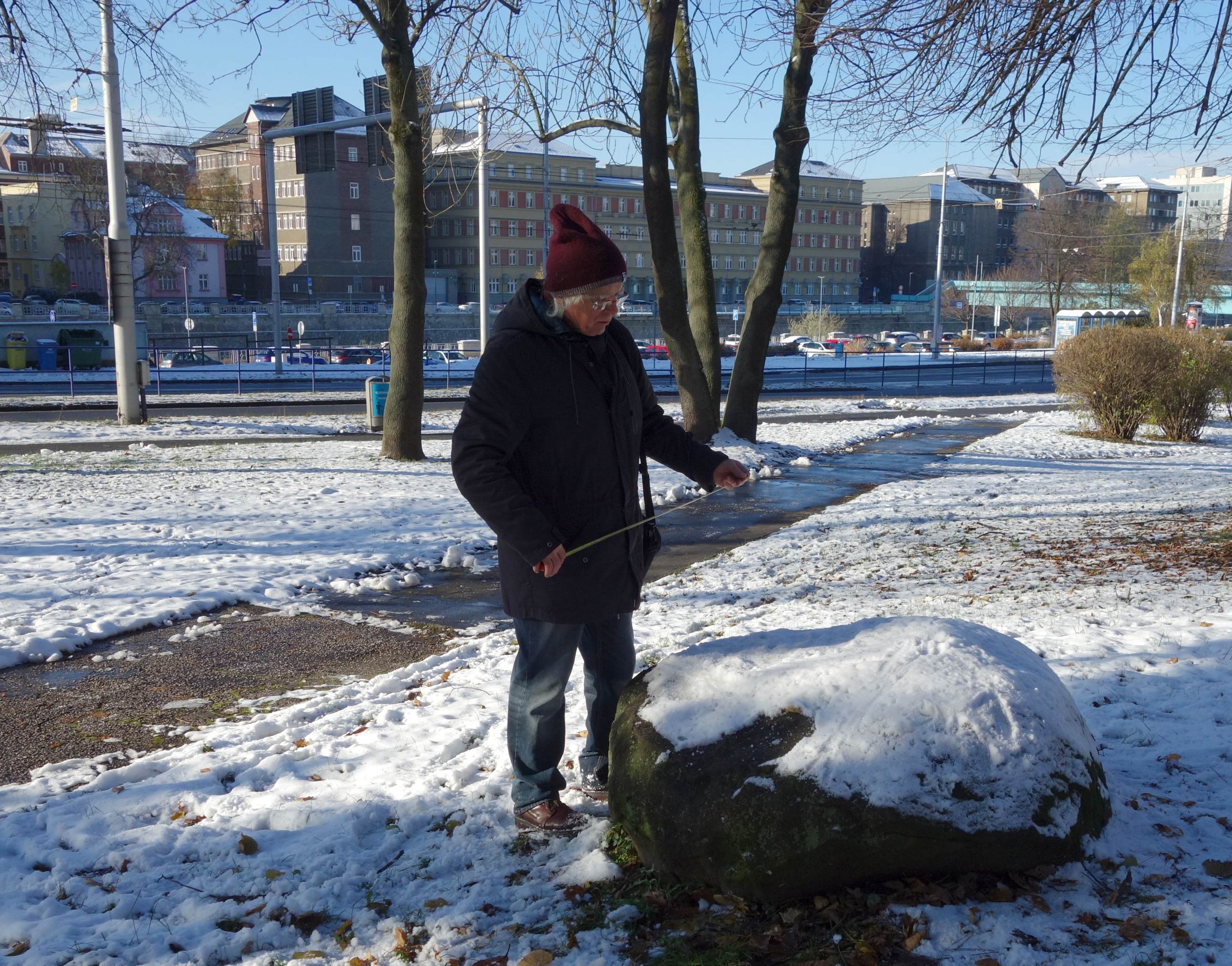 U čedičového balvanu na ulici Bohumínská, Slezská Ostrava. Foto: Miroslava Uhlířová, listopad 2023.