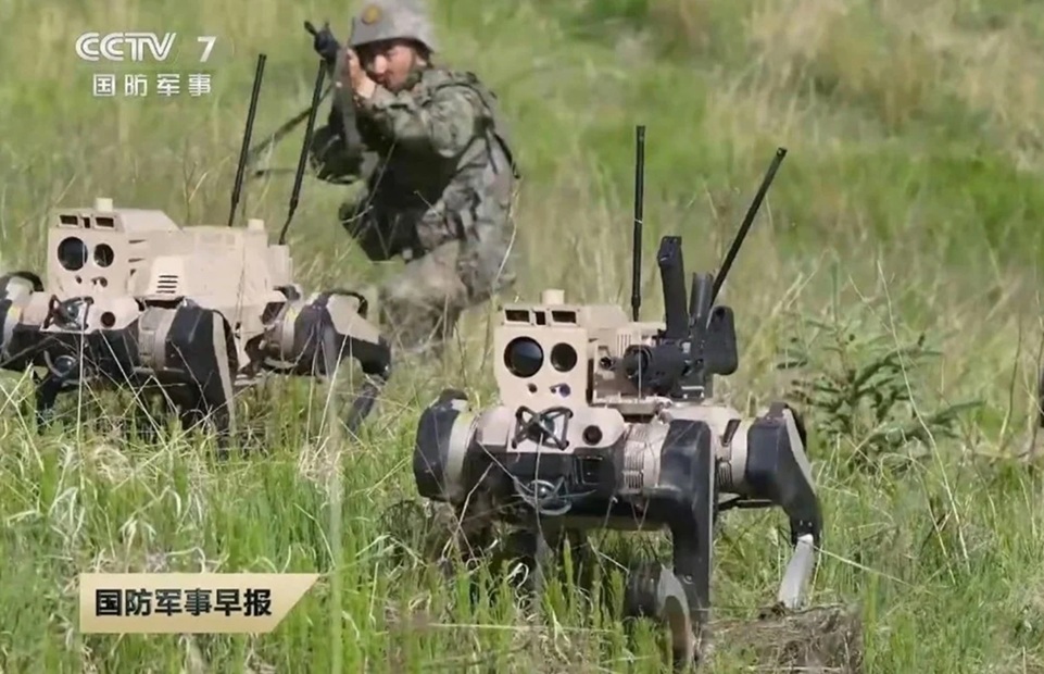 Robotická podpora. Kredit: CCTV-7 via Defence Blog.