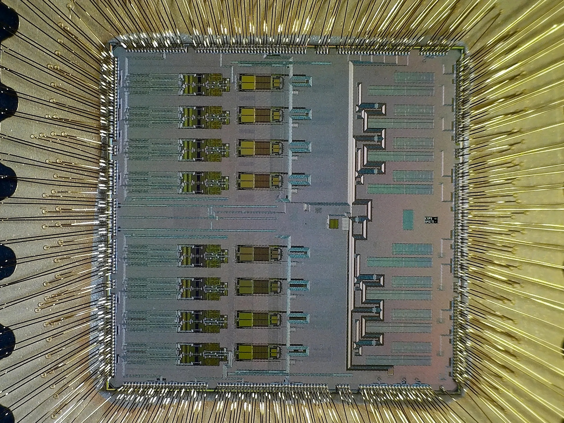 Čip ADC pro detektor ATLAS. Kredit: R. Xu.