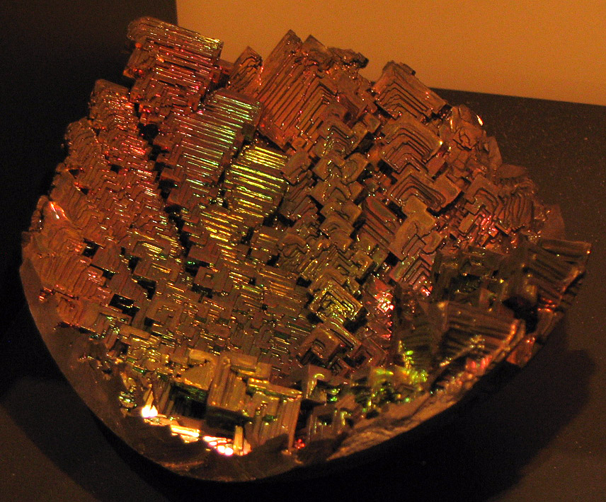 Uměle vypěstovaný krystal bismutu. Kredit: Aram Dulyan / Wikimedia Commons.